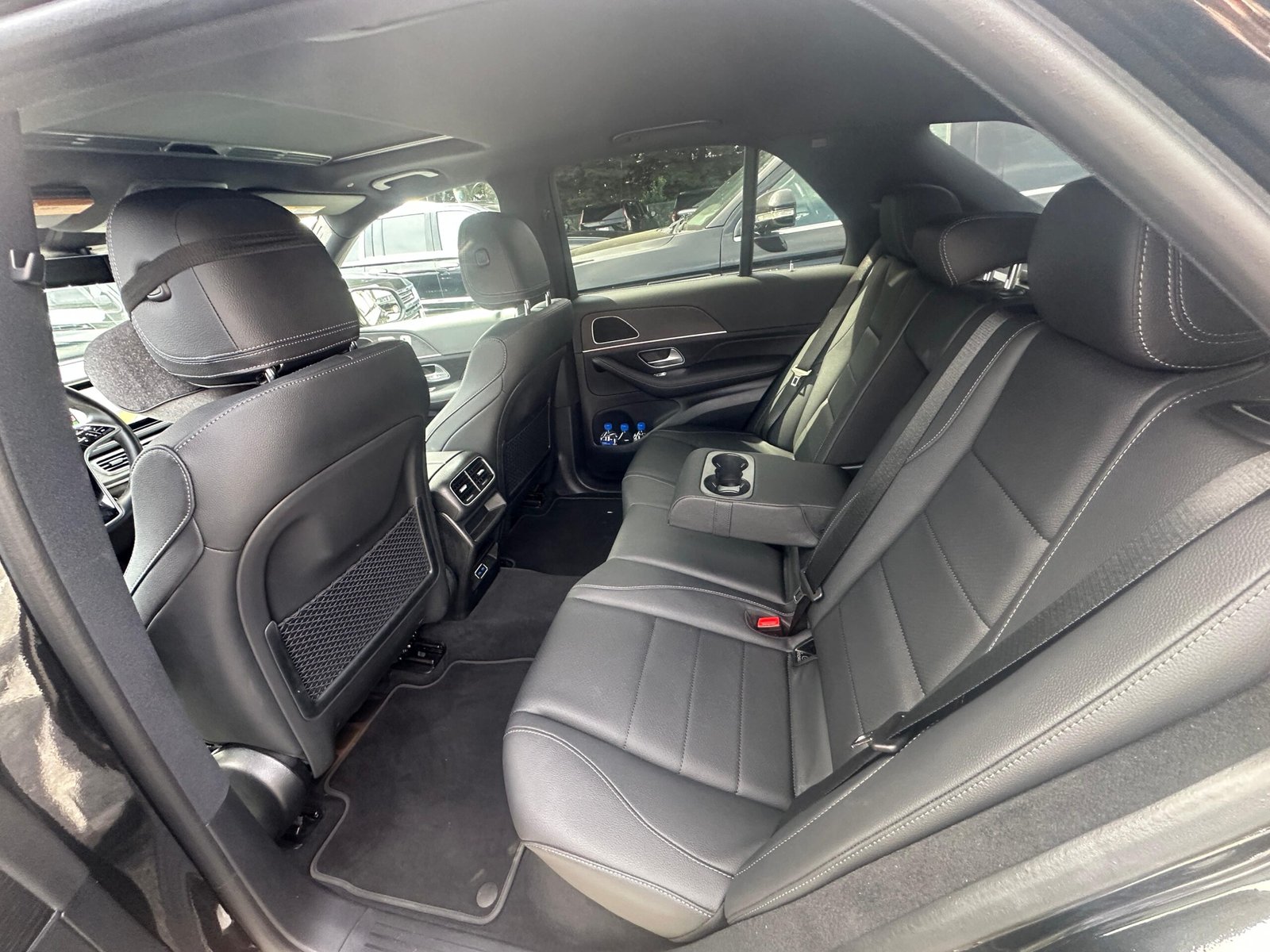 7 seater SUV airport transfer California – spacious luxury interior by LimoVIP USA